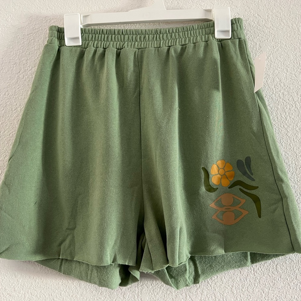 Green Floral Accent Women’s Elastic-Waist Shorts